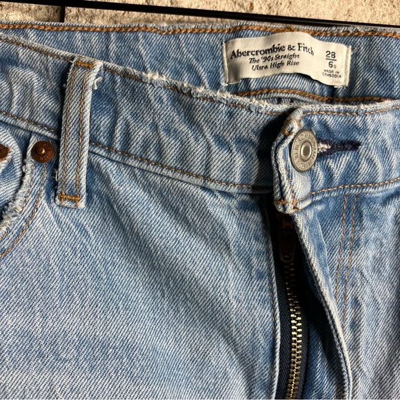Abercrombie & Fitch Ultra High Rise 90s Straight Jean - Picture 6 of 7